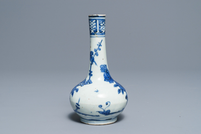 Un vase de forme bouteille en porcelaine de Chine bleu et blanc, Wanli