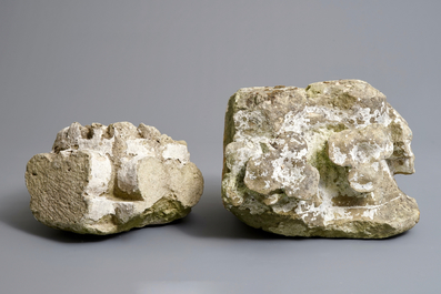 Deux fragments de fa&ccedil;ade ou colonne en pierre sculpt&eacute;e, 17/18&egrave;me