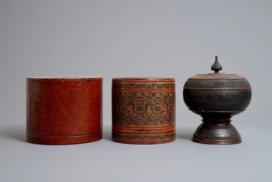 Twee ronde Birmaanse lakwerk beteldozen en een offerkom met deksel, 19/20e eeuw