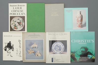 47 livres, la plupart sur les porcelaines de Chine, incl. catalogues d'&eacute;paves, du Rijksmuseum, etc.