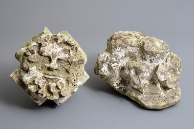 Twee stenen fragmenten van een gevel of pilaar, 17/18e eeuw