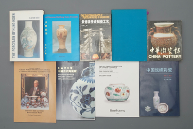 31 books on mostly Chinese Qing Dynasty porcelain, incl. a number of rare catalogs