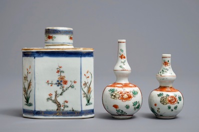 A Chinese famille verte tea caddy and cover, a moulded plate and two small vases, Kangxi