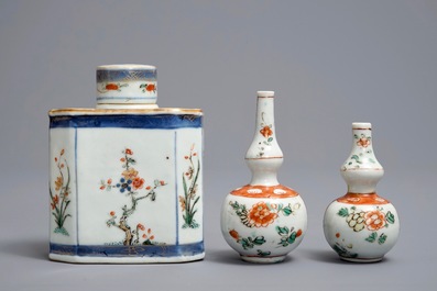 Une bo&icirc;te &agrave; th&eacute;, deux vases et une coupe en porcelaine de Chine famille verte, Kangxi
