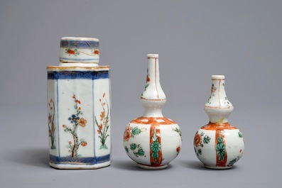 A Chinese famille verte tea caddy and cover, a moulded plate and two small vases, Kangxi