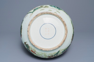 Un vase de forme hu 'cent daims' en porcelaine de Chine famille rose, marque de Qianlong, 19/20&egrave;me