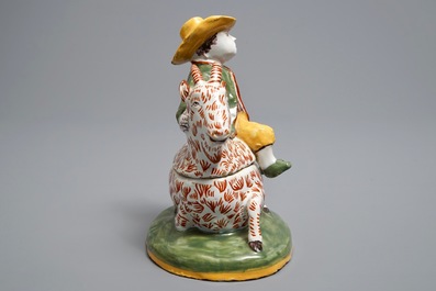 Un beurrier couvert en fa&iuml;ence polychrome dans le style de Delft, prob. D&egrave;svres, France, vers 1900