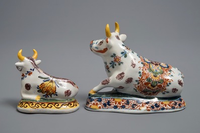 Twee liggende polychrome Delftse koeien, 18e eeuw