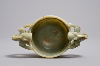 Une coupe aux anses en forme de chilong en jade c&eacute;ladon et brun, Chine, prob. d&eacute;but Qing