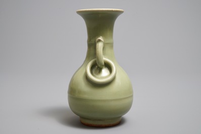 Un vase en porcelaine de Chine c&eacute;ladon de Longquan, Ming