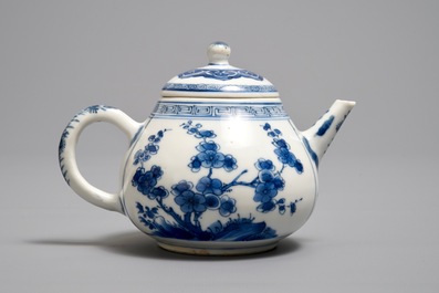 Een Chinese blauwwitte theepot met deksel, Kangxi