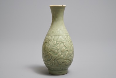 Un vase en porcelaine de Chine c&eacute;ladon &agrave; d&eacute;cor en relief, 18/19&egrave;me