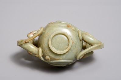 Een Chinese kop met chilong-grepen in celadon en bruine jade, wellicht vroege Qing