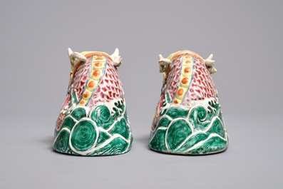 Une paire de mod&egrave;les de dragons en porcelaine de Chine famille rose, Qianlong/Jiaqing