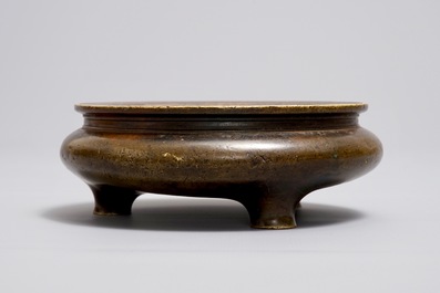 Een Chinese bronzen driepotige wierookbrander, Xuande merk, Ming