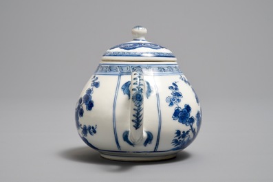 Een Chinese blauwwitte theepot met deksel, Kangxi