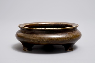 Un br&ucirc;le-parfum tripod en bronze, marque de Xuande, Ming