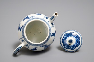 Une th&eacute;i&egrave;re couverte en porcelaine de Chine bleu et blanc, Kangxi