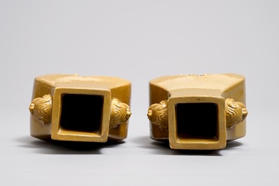 Une paire de vases en biscuit &eacute;maill&eacute; jaune, Chine, marque Wang Bing Rong Zuo, 19&egrave;me