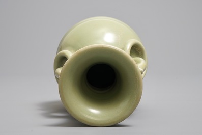 Een Chinese Longquan celadon vaas, Ming