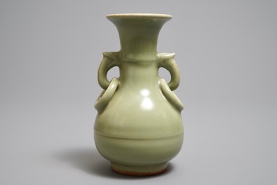 Een Chinese Longquan celadon vaas, Ming