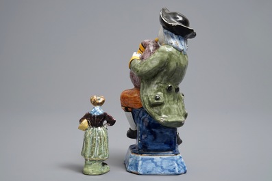 Twee polychrome Delftse figuren van een doedelzakspeler en een vrouw, 19e eeuw
