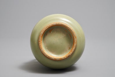 Een Chinese Longquan celadon vaas, Ming