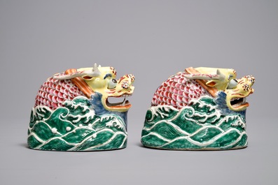 Een paar Chinese famille rose modellen van draken, Qianlong/Jiaqing