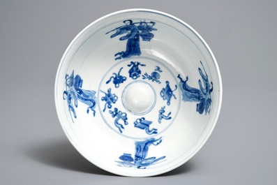 Een Chinese blauwwitte 'mantou' kom met reli&euml;fdecor, Kangxi
