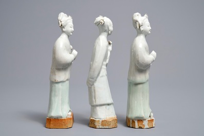 Trois figures en biscuit &eacute;maill&eacute; blanc et c&eacute;ladon, Qianlong