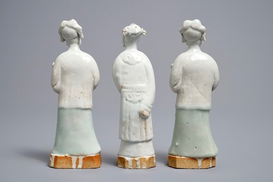 Trois figures en biscuit &eacute;maill&eacute; blanc et c&eacute;ladon, Qianlong