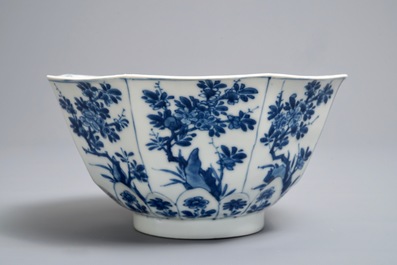 Een Chinese blauwwitte octagonale kom met floraal decor, Kangxi