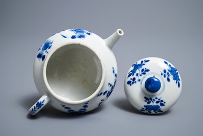 Een Chinese blauwwitte theepot met deksel naar Yixing-voorbeeld, Kangxi