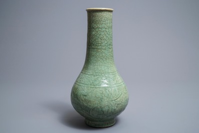 Un vase en porcelaine de Chine c&eacute;ladon-vert de Zhejiang &agrave; d&eacute;cor incis&eacute;, Ming