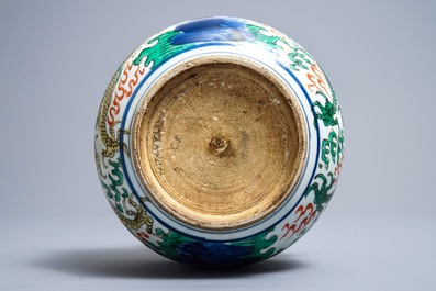 Un br&ucirc;le-parfum en porcelaine de Chine wucai, &eacute;poque Transition ou Kangxi