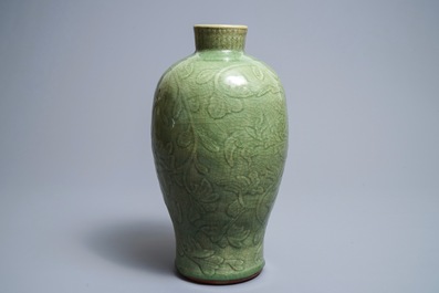 Een Chinese Longquan celadon meiping vaas met onderglazuur decor, Ming