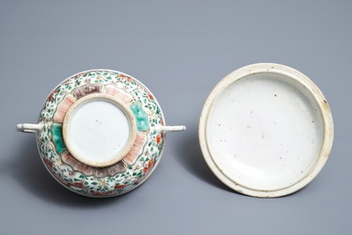 Une terrine couverte en porcelaine de Chine famille verte, Kangxi