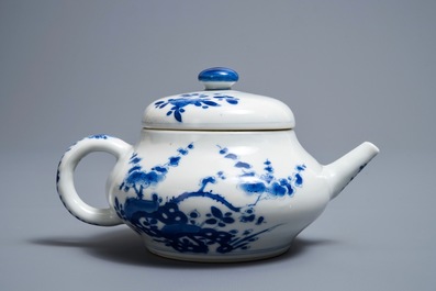 Een Chinese blauwwitte theepot met deksel naar Yixing-voorbeeld, Kangxi