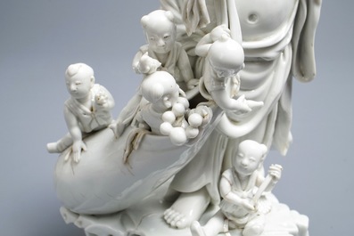 Een Chinese blanc de Chine groep met Boeddha en spelende jongens, Republiek, 20e eeuw