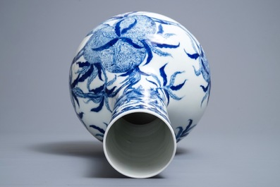 Un vase de forme bouteille en porcelaine de Chine bleu et blanc, marque de Yongzheng, R&eacute;publique, 20&egrave;me