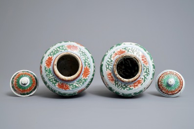 A pair of Chinese wucai jars and covers with floral design, Transitional period