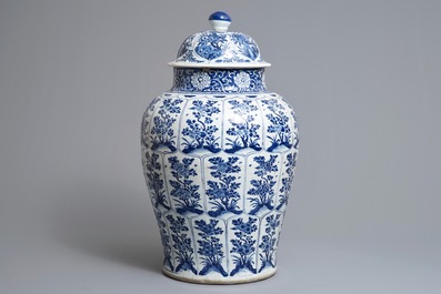 Un grand vase couvert en porcelaine de Chine bleu et blanc, Kangxi