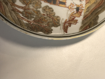 Une tasse et soucoupe en porcelaine de Chine grisaille et dor&eacute;, Yongzheng/Qianlong