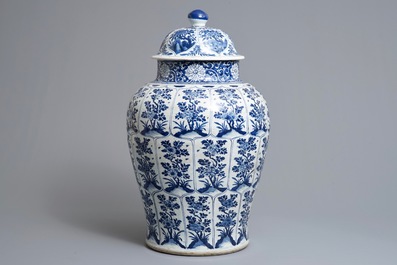 Un grand vase couvert en porcelaine de Chine bleu et blanc, Kangxi