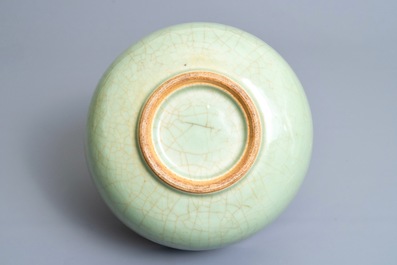 Een Chinese celadon kom op houten voet, Kangxi/Yongzheng