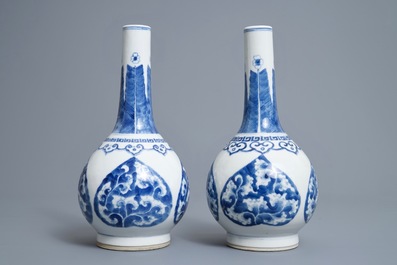 Une paire de vases de forme bouteille en porcelaine de Chine bleu et blanc, marque de Kangxi, 19/20&egrave;me