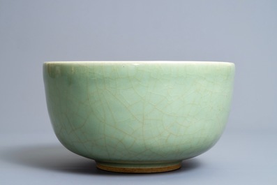 Een Chinese celadon kom op houten voet, Kangxi/Yongzheng