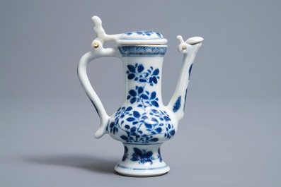 Een Chinese blauwwitte dekselkan naar tinnen voorbeeld, Kangxi
