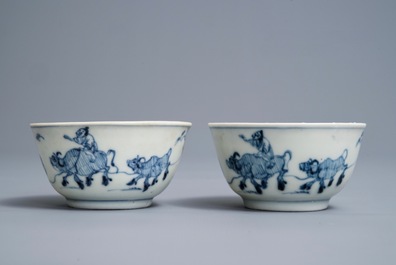 Une paire de tasses et soucoupes en porcelaine de Chine bleu et blanc, &eacute;pave Ca Mau, Yongzheng