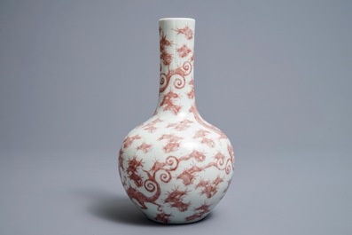 Un vase de forme bouteille en porcelaine de Chine rouge de cuivre aux dragons, 19/20&egrave;me